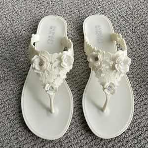 BRAND NEW Badgley Mischka Bali Jelly Flat Slide Sandals 
Ivory Floral Size 8